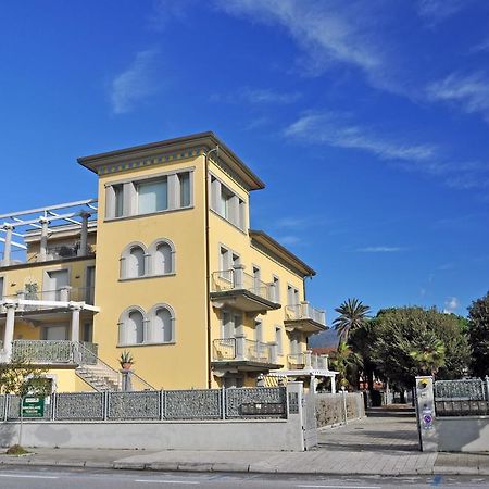 Holiday Apartments Fiumetto Марина-ді-П'єтразанта Номер фото