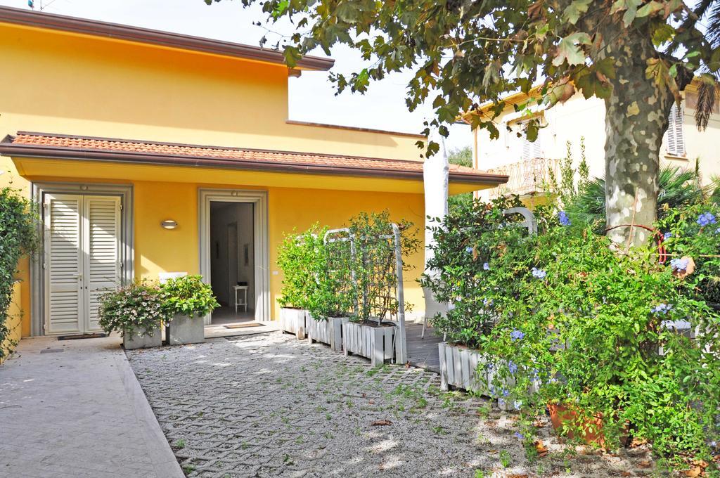 Holiday Apartments Fiumetto Марина-ді-П'єтразанта Екстер'єр фото